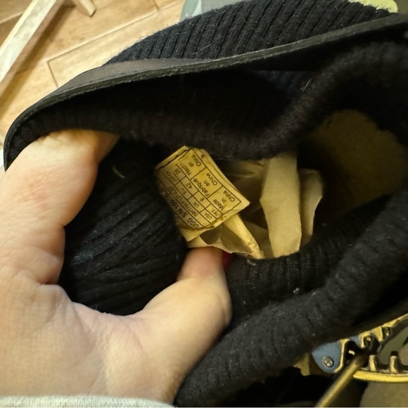 UGG Lakes & Lights Black Leather Fur Sneaker Shoes EUC - Picture 14 of 14